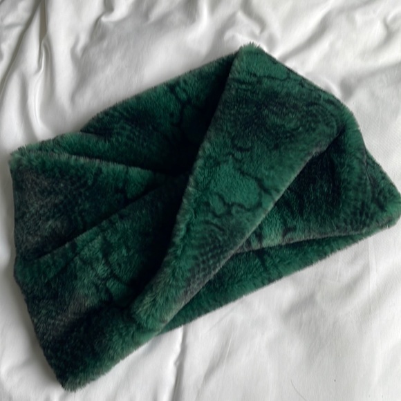 Neck warmer 🖤🐍 - Picture 2 of 4